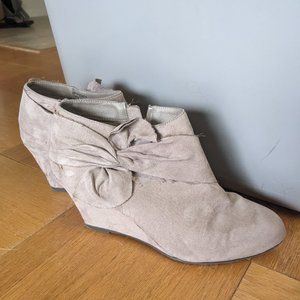 Size 9.5, wedge bootie. mauve